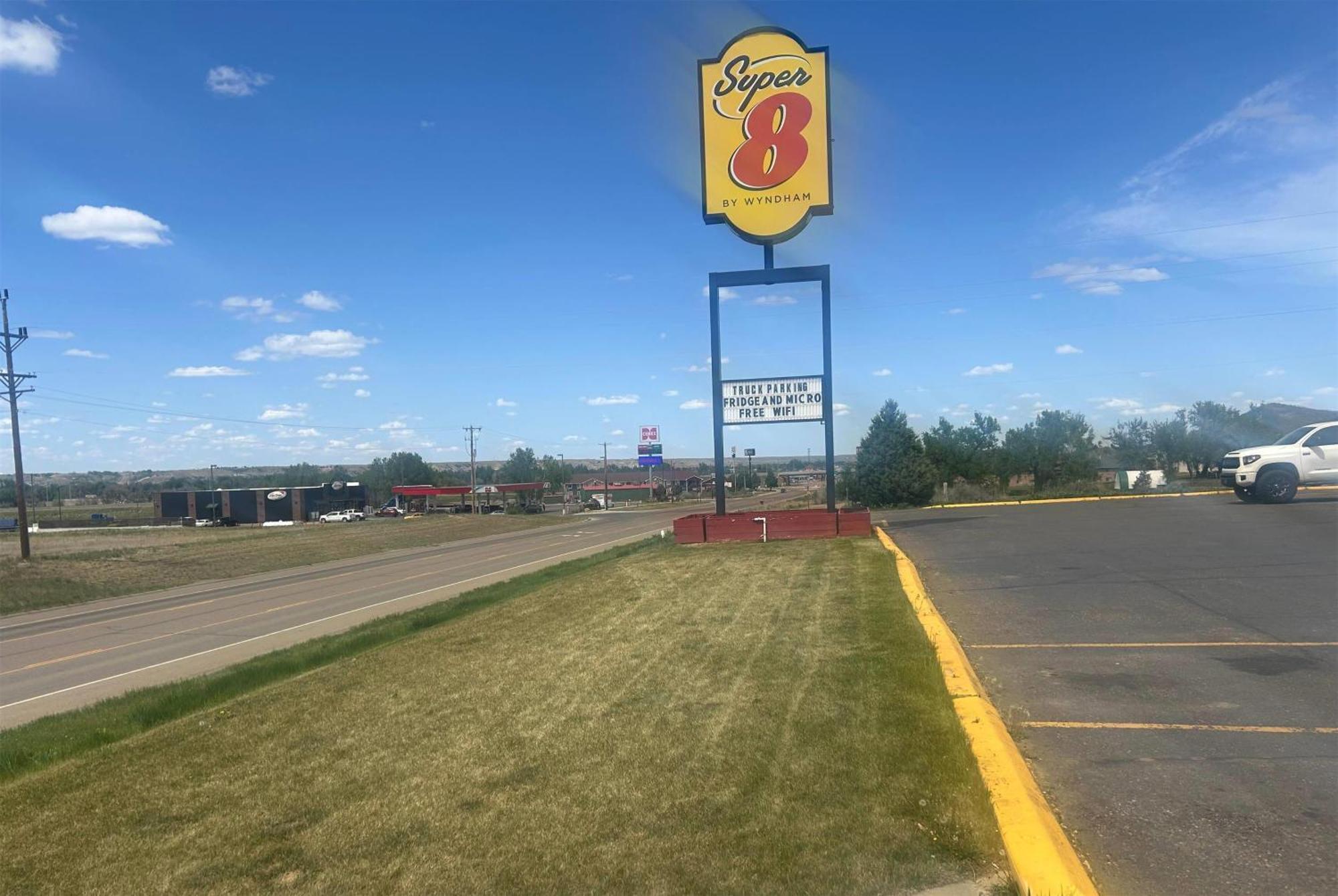 Super 8 By Wyndham Miles City Eksteriør billede